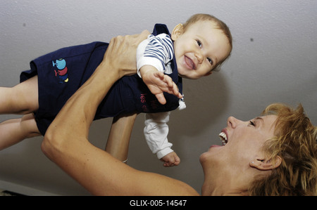 Xantus Barbara kisebbik gyermekével-stock-foto