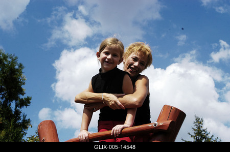 Xantus Barbara nagyobbik gyermekével-stock-foto