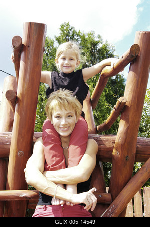 Xantus Barbara nagyobbik gyermekével-stock-foto