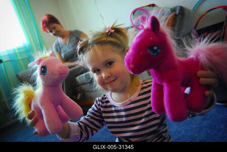 Gulyás Erzsébet és kislánya-stock-foto