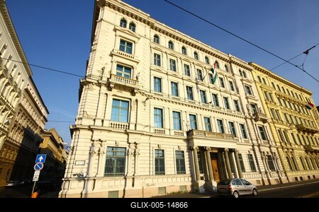 Az Adó- és Pénzügyi Ellenőrzési Hivatal épülete-stock-foto