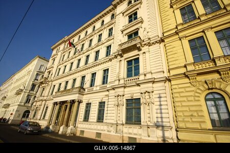 Az Adó- és Pénzügyi Ellenőrzési Hivatal épülete-stock-foto