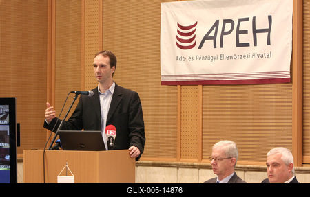 Indul az adóalany centrikus adatszolgáltatási modell-stock-foto