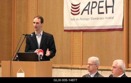 Indul az adóalany centrikus adatszolgáltatási modell-stock-foto