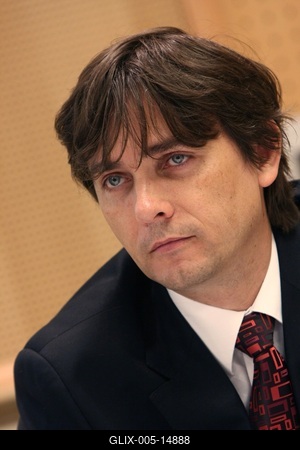 Indul az adóalany centrikus adatszolgáltatási modell-stock-foto