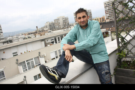 Bea asszony sminkelni tanul-stock-foto