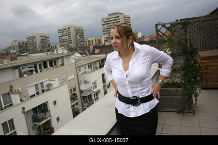 Bea asszony sminkelni tanul-stock-foto