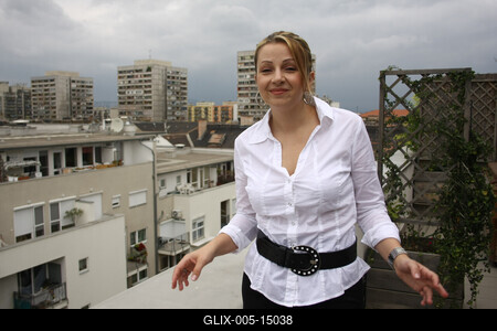 Bea asszony sminkelni tanul-stock-foto