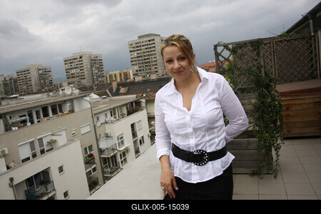 Bea asszony sminkelni tanul-stock-foto