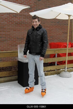 Új műjégpálya nyílt a Corvin Bevásárlóközpont tetején-stock-foto