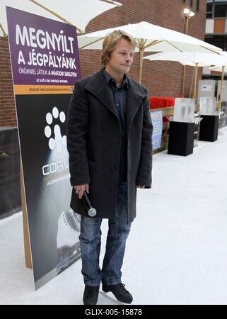 Új műjégpálya nyílt a Corvin Bevásárlóközpont tetején-stock-foto