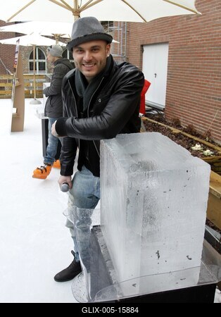 Új műjégpálya nyílt a Corvin Bevásárlóközpont tetején-stock-foto