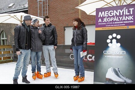 Új műjégpálya nyílt a Corvin Bevásárlóközpont tetején-stock-foto