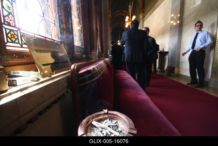 Parlament - dohányzó-stock-foto