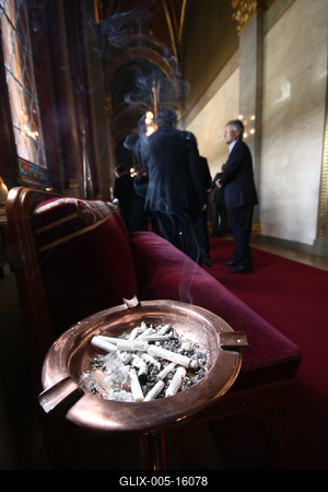 Parlament - dohányzó-stock-foto
