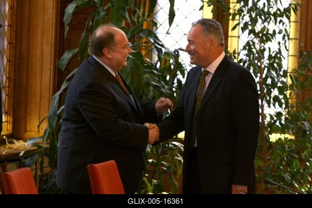 Bajnai Gordon miniszterelnök megnyitja az új kormány első ülését-stock-foto