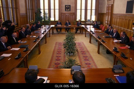 Bajnai Gordon miniszterelnök megnyitja az új kormány első ülését-stock-foto