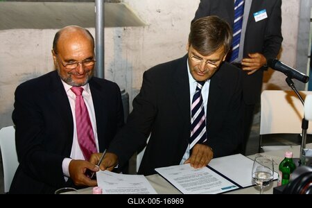 Új magánegyetemről szóló szerződés Óbudán-stock-foto