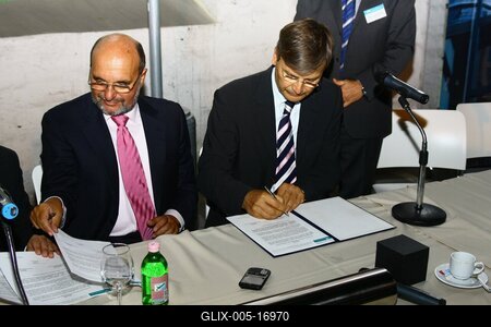 Új magánegyetemről szóló szerződés Óbudán-stock-foto