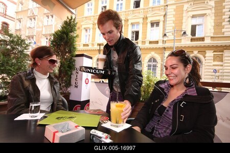 Gyermekétkeztetési akció-stock-foto