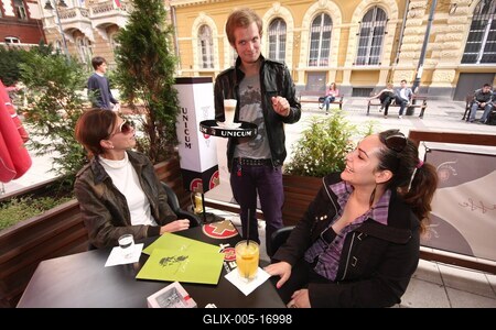 Gyermekétkeztetési akció-stock-foto