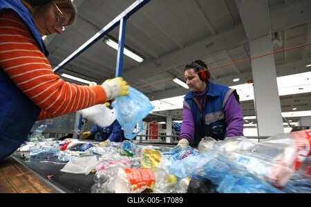 Optikai műanyaghulladék-válogató üzem-stock-foto