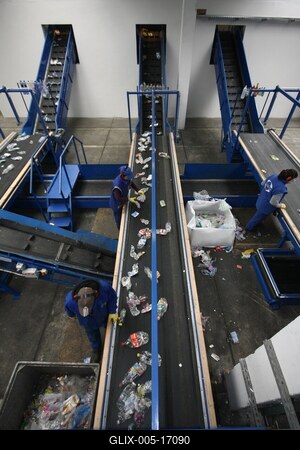 Optikai műanyaghulladék-válogató üzem-stock-foto