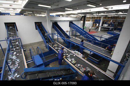 Optikai műanyaghulladék-válogató üzem-stock-foto