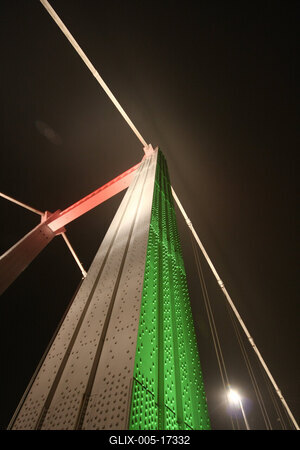 Díszkivilágítás az Erzsébet hídon-stock-foto