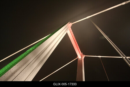 Díszkivilágítás az Erzsébet hídon-stock-foto