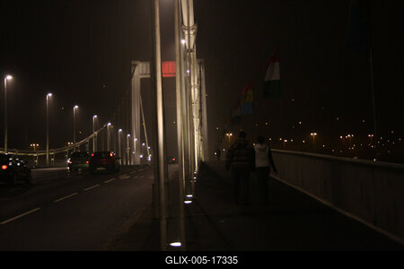 Díszkivilágítás az Erzsébet hídon-stock-foto