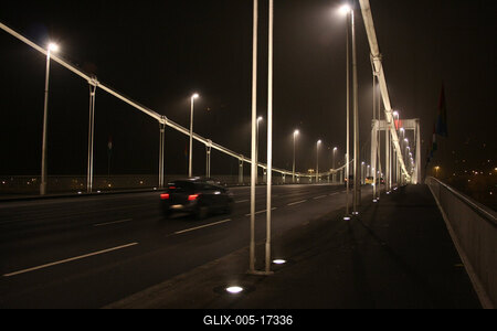 Díszkivilágítás az Erzsébet hídon-stock-foto