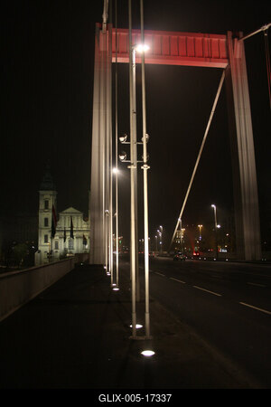 Díszkivilágítás az Erzsébet hídon-stock-foto