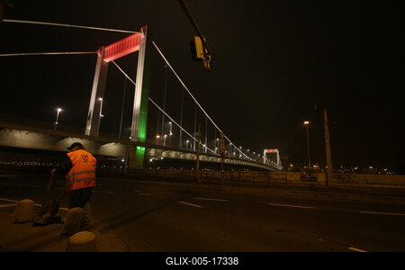 Díszkivilágítás az Erzsébet hídon-stock-foto