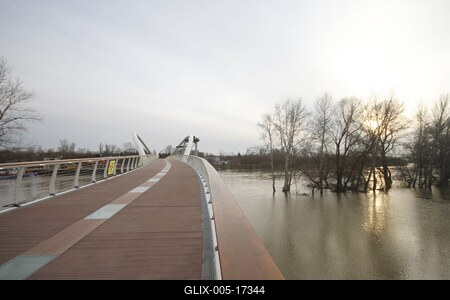A szolnoki Tiszavirág híd avatója-stock-foto