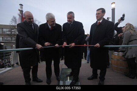 A szolnoki Tiszavirág híd avatója-stock-foto