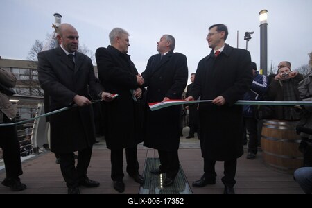 A szolnoki Tiszavirág híd avatója-stock-foto