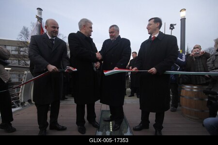 A szolnoki Tiszavirág híd avatója-stock-foto