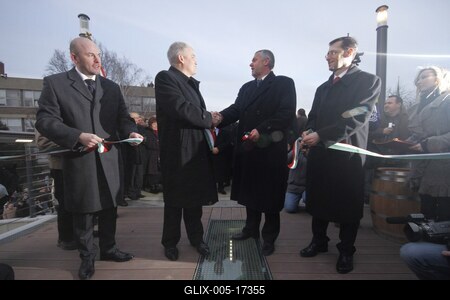 A szolnoki Tiszavirág híd avatója-stock-foto