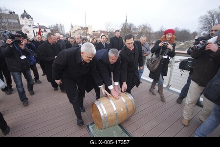 A szolnoki Tiszavirág híd avatója-stock-foto