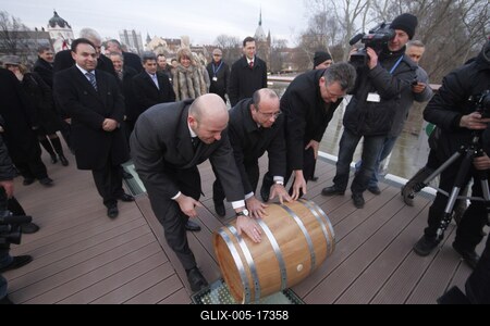 A szolnoki Tiszavirág híd avatója-stock-foto