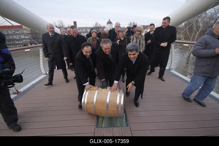 A szolnoki Tiszavirág híd avatója-stock-foto