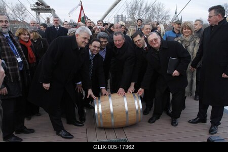 A szolnoki Tiszavirág híd avatója-stock-foto