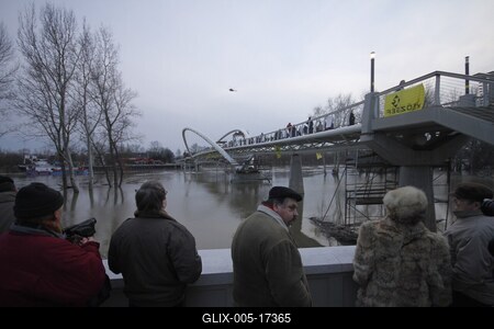 A szolnoki Tiszavirág híd avatója-stock-foto