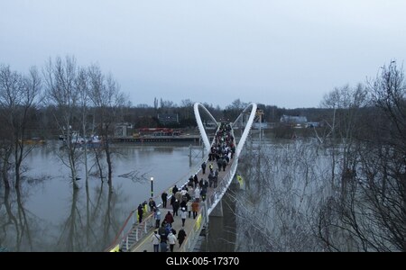 A szolnoki Tiszavirág híd avatója-stock-foto