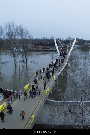 A szolnoki Tiszavirág híd avatója-stock-foto