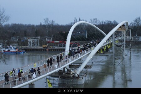 A szolnoki Tiszavirág híd avatója-stock-foto