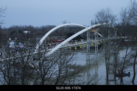 A szolnoki Tiszavirág híd avatója-stock-foto