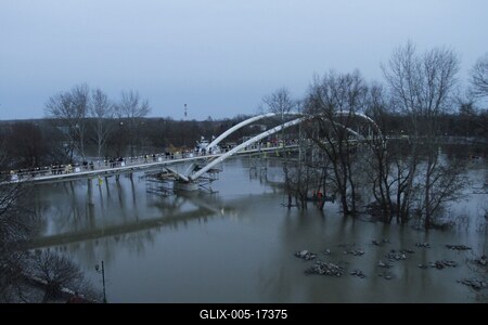 A szolnoki Tiszavirág híd avatója-stock-foto