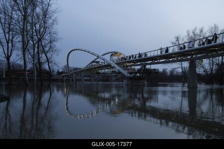 A szolnoki Tiszavirág híd avatója-stock-foto